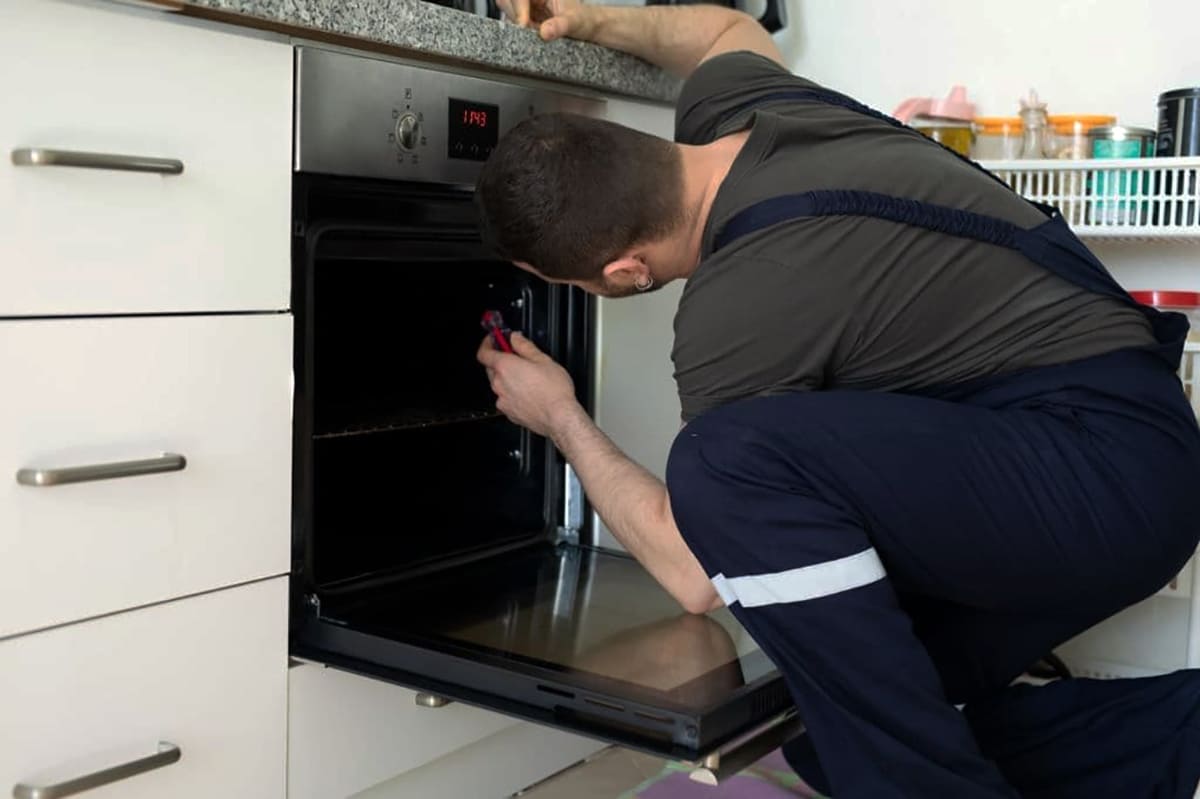 Técnico sustituyendo resistencia de horno
