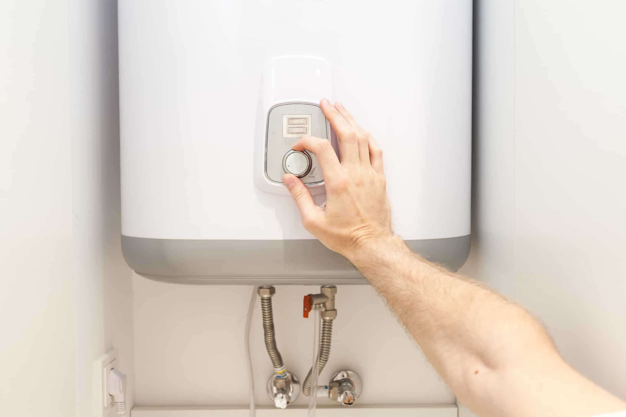 Técnico de termos eléctricos en Tenerife sustituyendo resistencia y ánodo