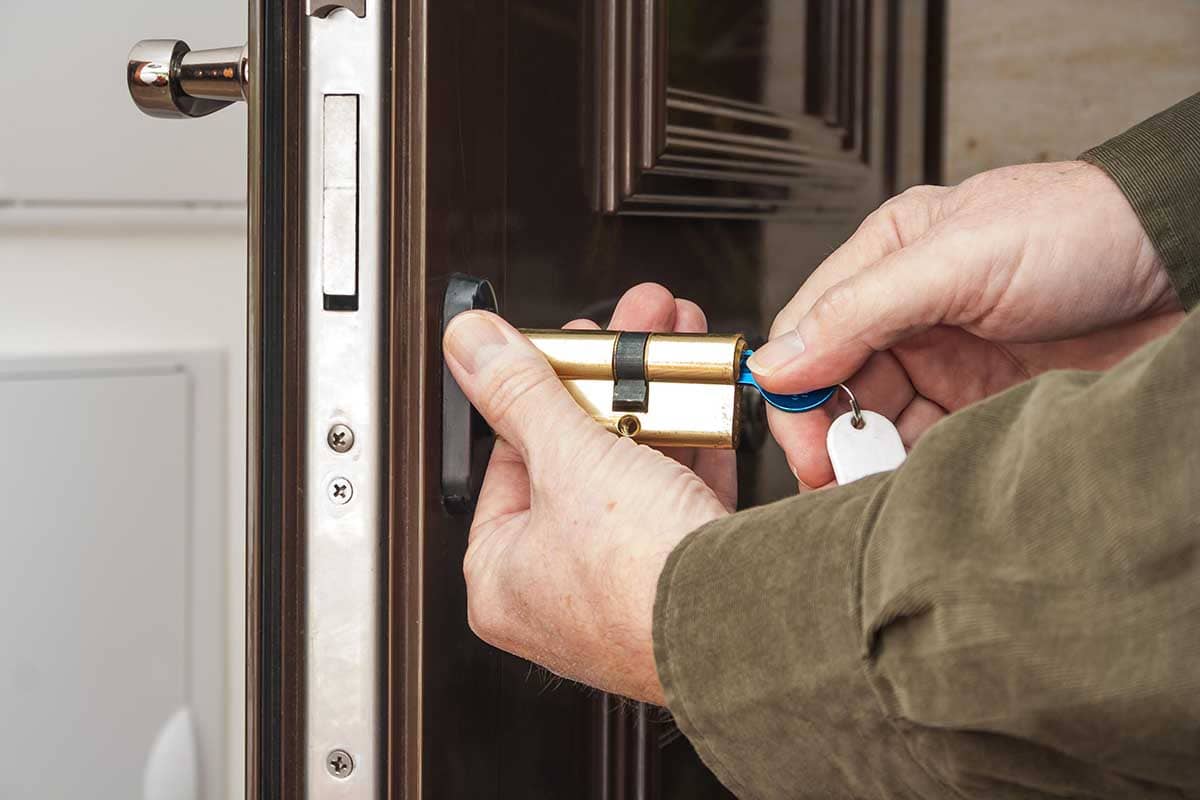Cerradura electrónica instalada en puerta de apartamento turístico en Las Palmas