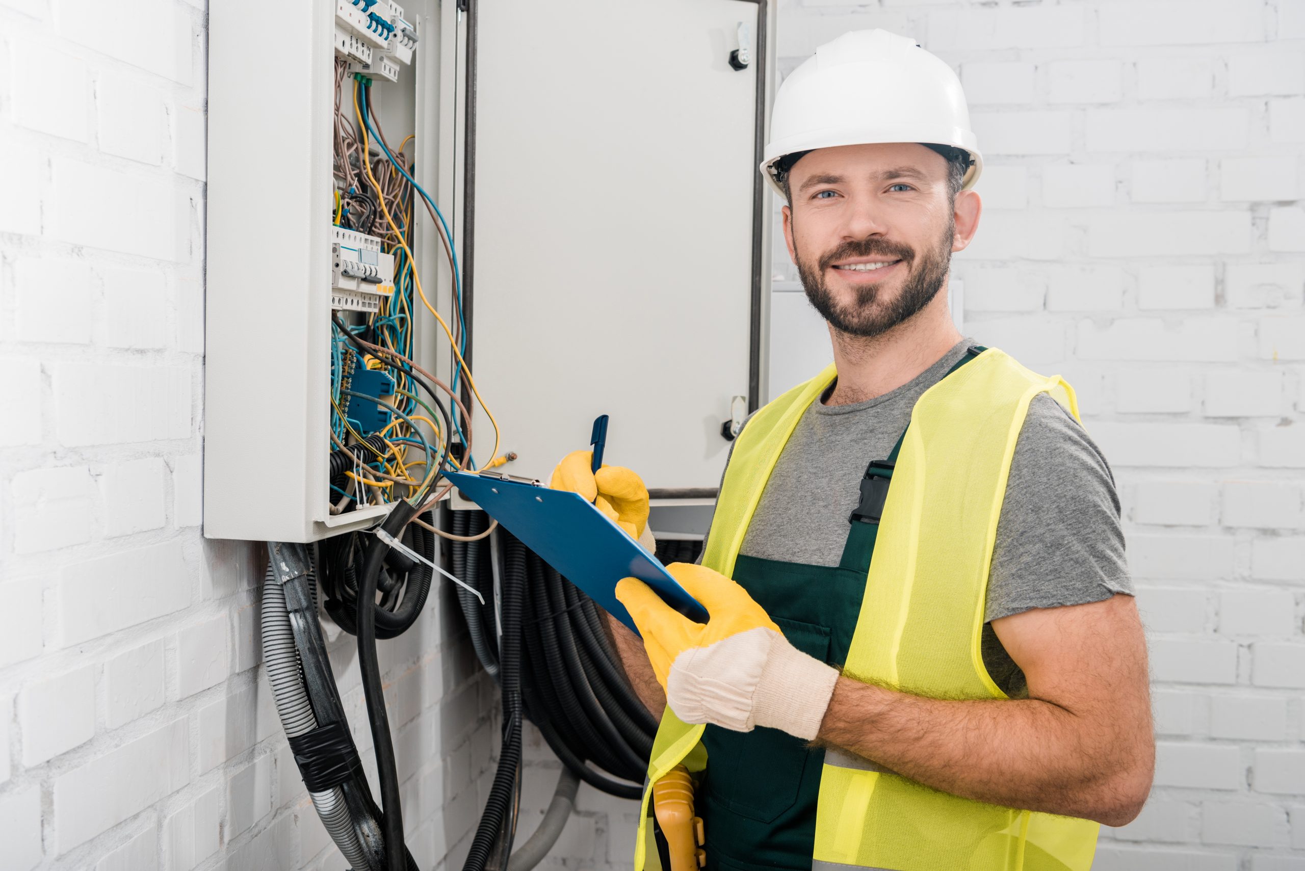 Electricistas en Las Palmas trabajando en un cuadro eléctrico residencial