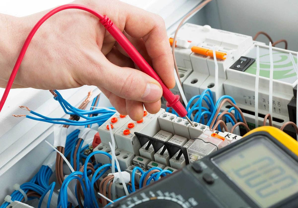 Electricista en Las Palmas instalando un cuadro eléctrico moderno con diferenciales superinmunizados